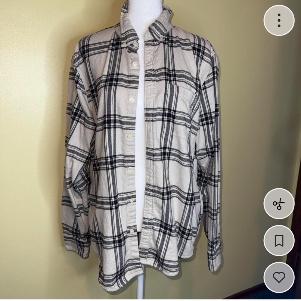 Abercrombie & Fitch Black and Cream Plaid Button-Up